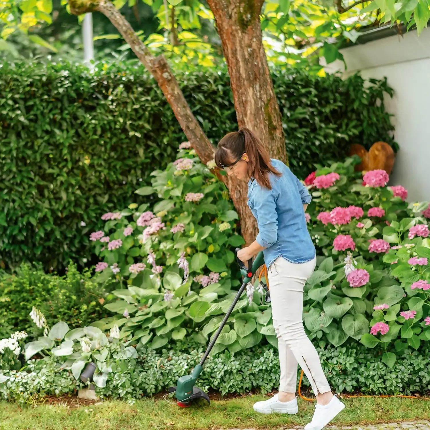 Bosch EasyGrassCut 23 Electric Grass Trimmer 23cm 4 Bosch EasyGrassCut 23 Electric Grass Trimmer 23cm - Image 2